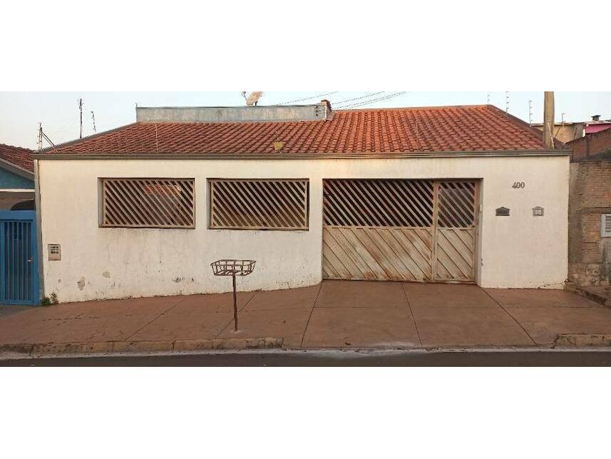 Casa padrão ocupada com 1 vaga e 165m² construída