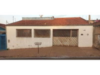 Casa padrão ocupada com 1 vaga e 165m² construída