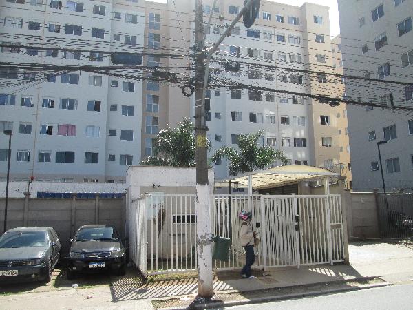 Apartamento Desocupado com 2 Quartos e Área Privativa