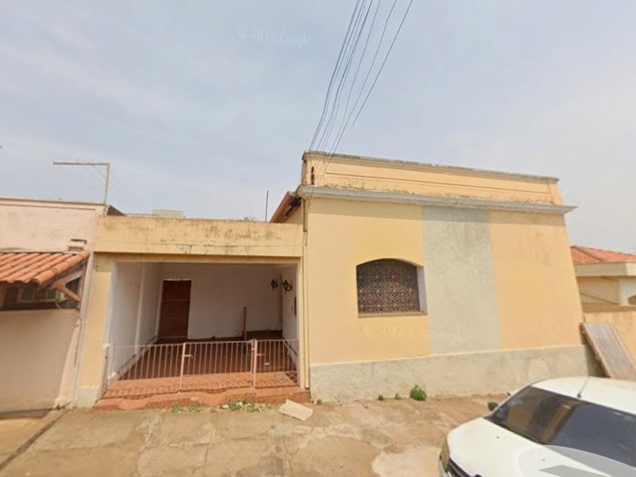 Casa com 418m² de Terreno e 219m² Construída no Centro