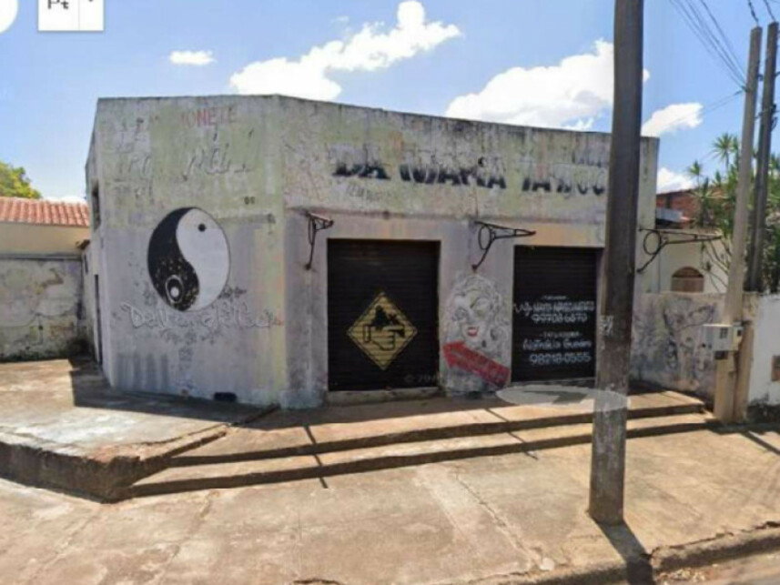 Terreno com 299,01m², 1 dormitório, 2 banheiros