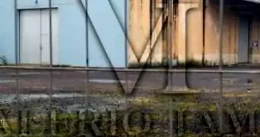 Terreno com Prédio Comercial e Depósitos