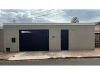 Casa padrão com 3 quartos, 2 banheiros, 2 vagas, 233m² construída, ocupada