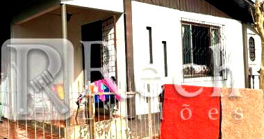 Terreno Urbano com Casa de Madeira