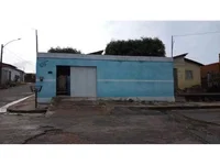 Casa ocupada com 42m² construídos em terreno de 250m²