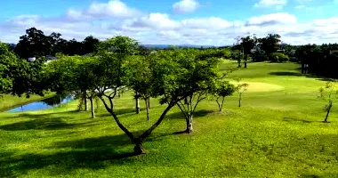 Casa em Condomínio com Piscina e Vista para Campo de Golfe