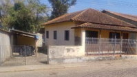Casa padrão com 3 quartos e 1 vaga em Piranguçu/MG