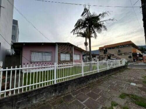 Casa padrão com 174,84 m² construídos, 473,28 m² de terreno, ocupada