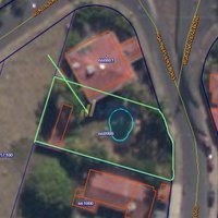 Terreno Urbano com Piscina e Construção