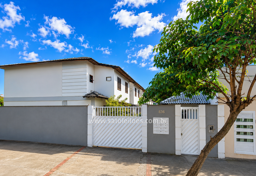 Casa térrea em Jacarepaguá com 3 dorms e área privativa
