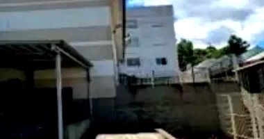Casa ocupada com 47m² de área construída, ideal para reformas