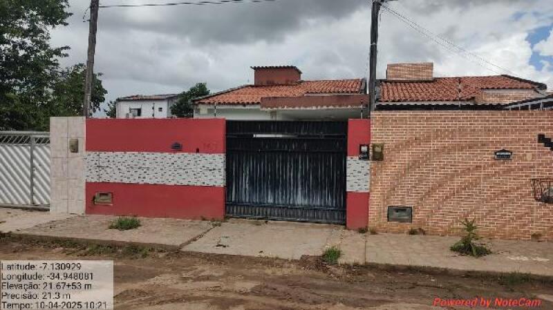 Casa com 2 quartos, 2 banheiros e 1 vaga