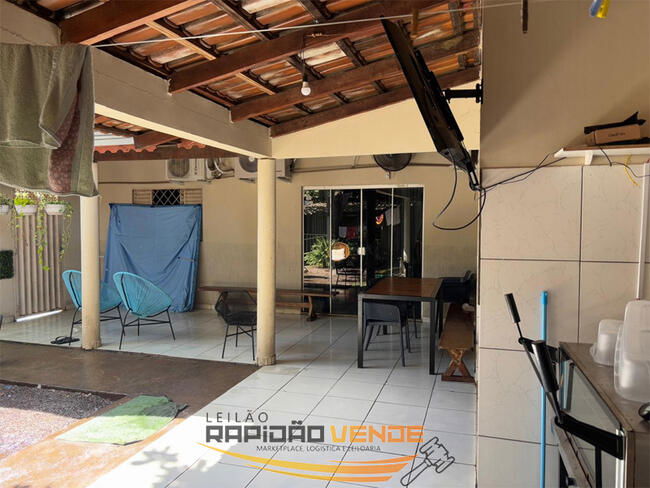 Casa residencial com 2 quartos, suíte, escritório e garagem, 259m² construída