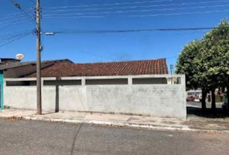 Casa Padrão com 4 Quartos e 1 Vaga em Barra do Garças