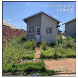 Casa com 43,77m² construída em terreno de 200m², desocupada