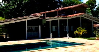 Casa padrão com 6 quartos, 5 banheiros, 1 vaga e 490m² construída