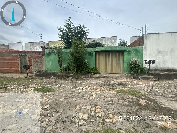 Casa com 3 quartos, banheiro, área de serviço, terraço e 1 vaga