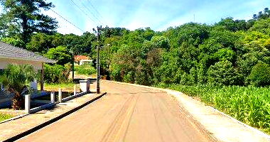 Terreno urbano com casa em alvenaria