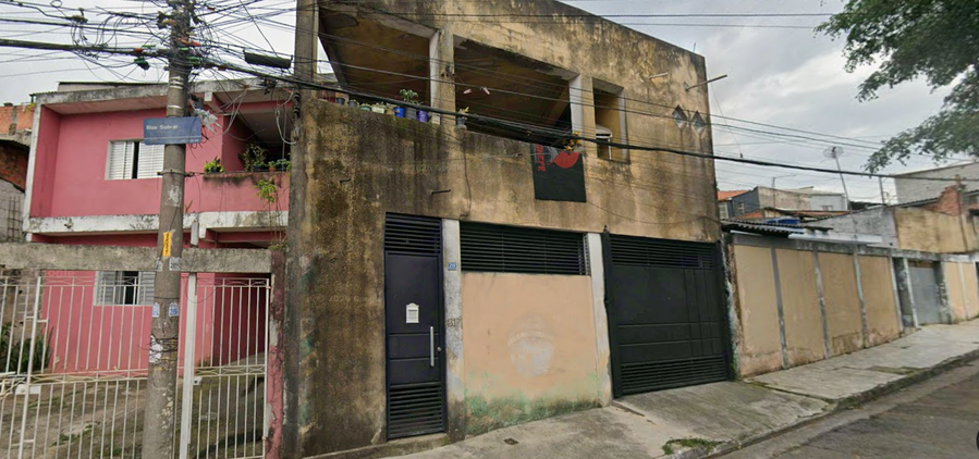 Terreno com 3 casas construídas, 488m²
