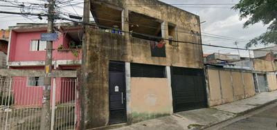 Terreno com 3 casas construídas, 488m²