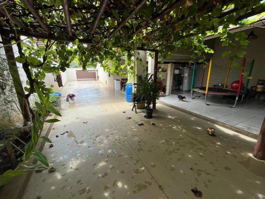 Casa com 3 quartos, 2 banheiros e 196m² construída, ocupada