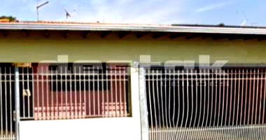 Casa com 3 dormitórios e 2 vagas em Araras/SP