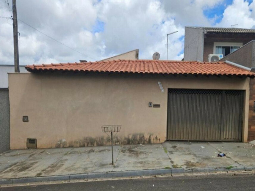 Casa desocupada com 2 quartos, 1 banheiro e 60m² construídos