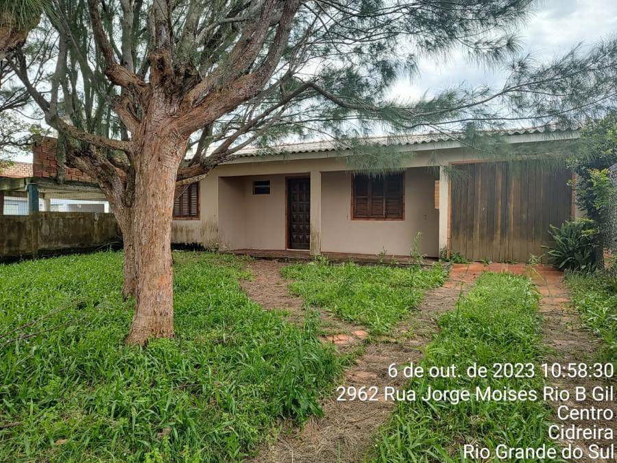 Casa padrão com 3 quartos, 2 banheiros e 2 vagas de garagem, ocupada