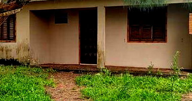 Casa padrão com 3 quartos, 2 banheiros e 2 vagas de garagem, ocupada