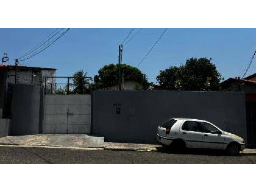 Casa ocupada com 1 vaga e 69 m² construídos