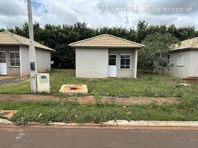Casa com 2 quartos, 1 banheiro, 43,85 m² construída, desocupada