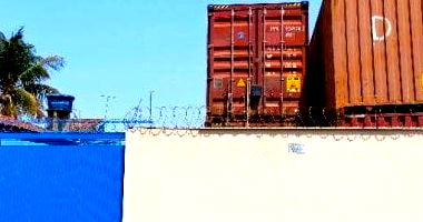 Casa ocupada com 96 m² construídos e 360 m² de terreno