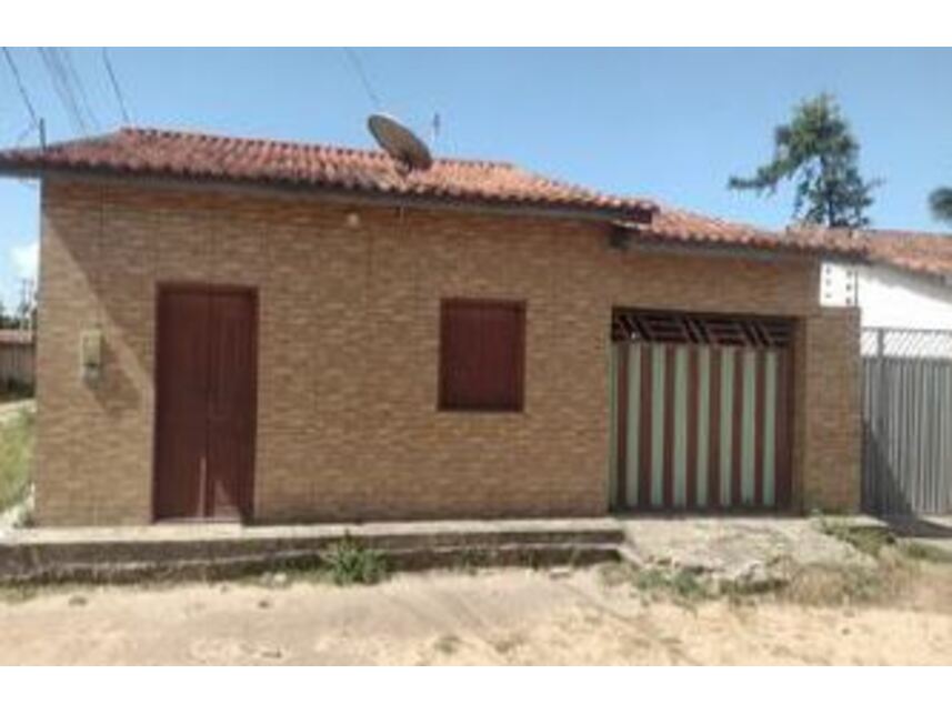 Casa em leilão com 110,71m² de área construída