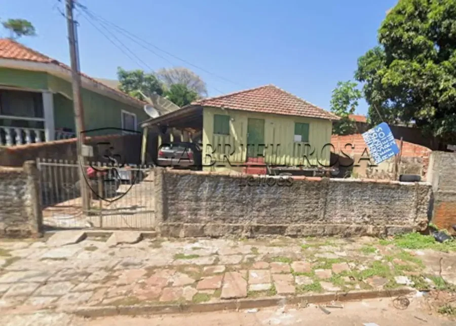 Casa de madeira com 3 quartos, 1 banheiro, cozinha e copa em terreno de 330m²