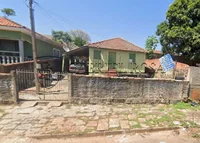 Casa de madeira com 3 quartos, 1 banheiro, cozinha e copa em terreno de 330m²