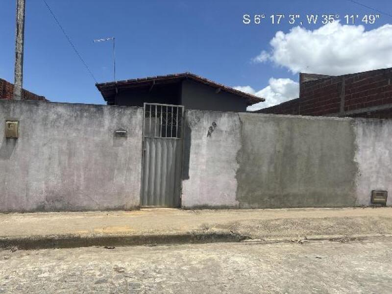 Casa com 2 Quartos e Terreno Amplo em Goianinha