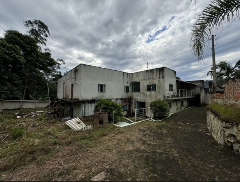 Terreno urbano 18.032m² com benfeitorias comerciais e 4 construções