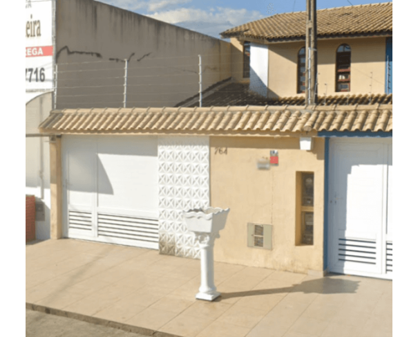 Sobrado com 114m² construídos, 165m² terreno, desocupado