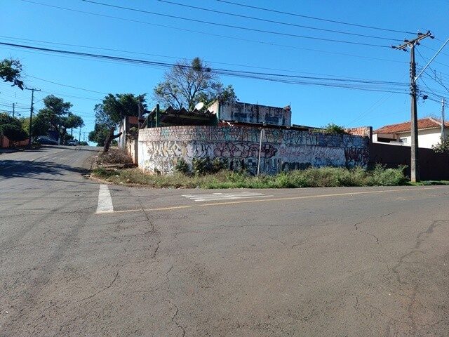 Ótimo terreno com casa de 32m² em Londrina