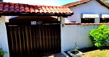 Casa residencial térrea com 167m² construída e terreno de 704m²