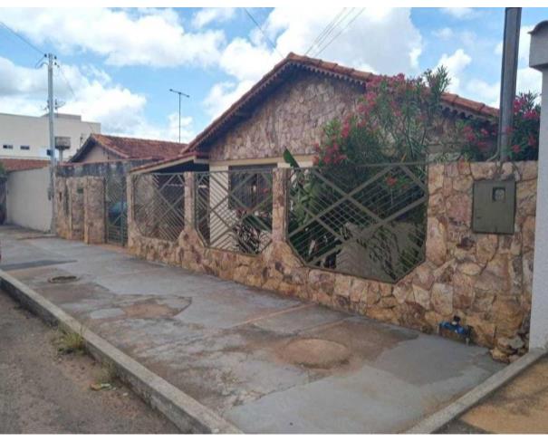 Casa Padrão Ocupada em Morrinhos - 1 Vaga, 420m² Terreno