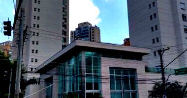 Luxuoso Apartamento com 3 Dormitórios e 4 Vagas em Moema