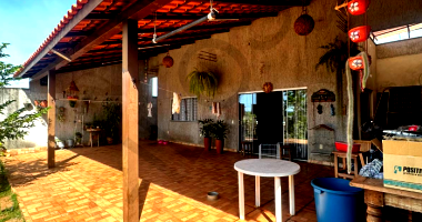 Casa com 79m² e terreno de 400m², desocupada