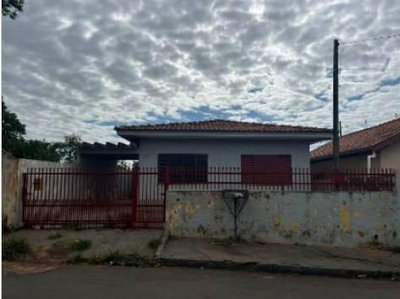 Casa com 3 dormitórios e 200m² de terreno em Jaguapitã-PR