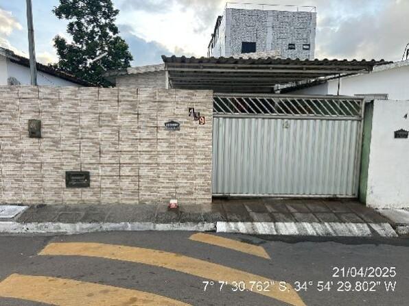 Casa com 2 quartos e 65,83m² de área construída