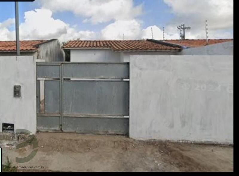 Casa com 2 Quartos em Condomínio com 109m² de Terreno