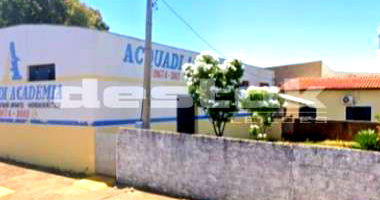 Galpão Comercial com Piscina e Muro, 100m² Construídos