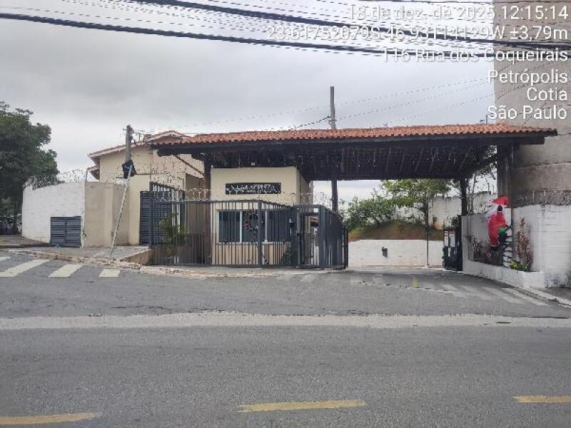 Casa em Cotia com 3 quartos e 306m²
