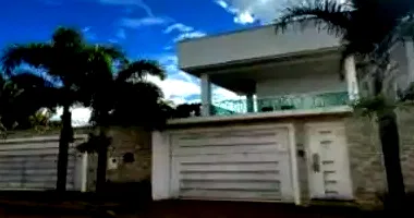 Casa ampla com 3 quartos, 2 banheiros e área construída de 275,96m², imóvel ocupado