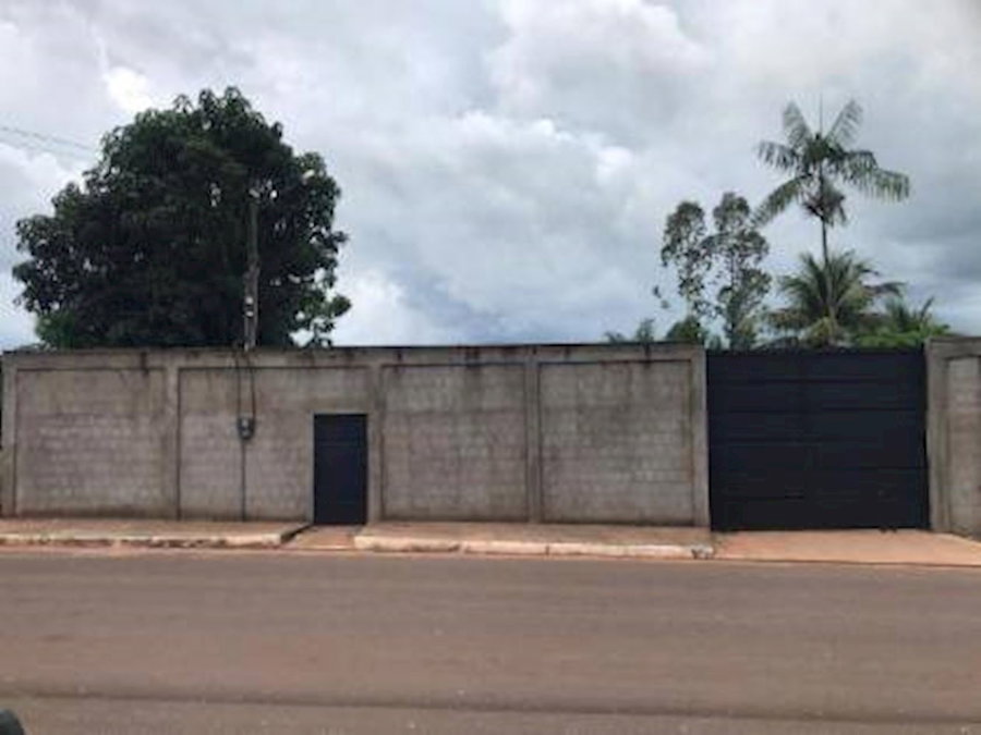 Casa ocupada com 2 quartos e 1 banheiro em terreno de 2.010 m²